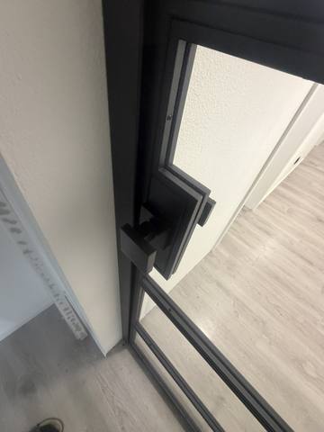 Detail kliky a profilu industriálních dveří