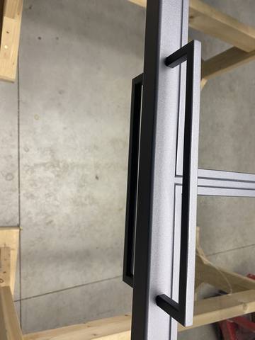 Detail madla u betonové stěny