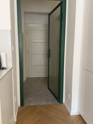 Otevřené dveře v zeleném rámu