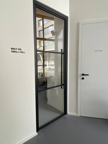 Dveře do malého sálu
